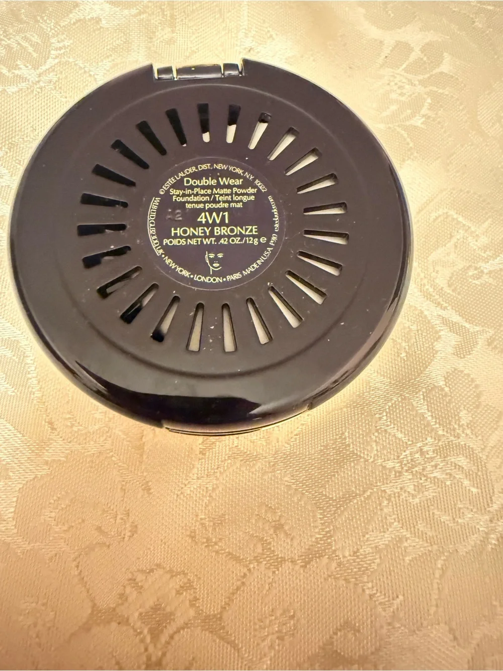 Estée Lauder Double Wear Stay-in-Place Matte Powder Foundation. 4W1 Honey Bronz